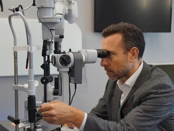Prof. Dr. Rıfat Rasier ve göz muayenesi cihazı