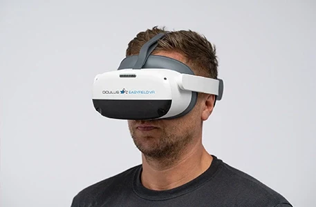 VR gözlükle PeriVision testi yapan konforlu bir hasta fotoğrafı